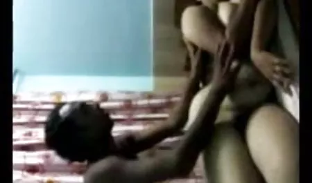 संभोग करने के लिए उसकी हिंदी वीडियो सेक्सी मूवी बिल्ली को सहलाते हुए
