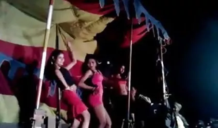 मैंने एक हॉलीवुड सेक्सी वीडियो फिल्म लड़के के साथ एक नया ब्लाउज मापा और उसे सेक्स के लिए धन्यवाद दिया