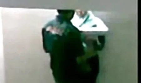 उस आदमी ने कुशलता से सभी सलमान खान की सेक्सी फिल्म मैरी वेट होल्स का फायदा उठाया