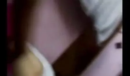 तीन कुतिया अभिनेता के एक सेक्सी मूवी सेक्स वीडियो सदस्य का हस्तमैथुन करती हैं