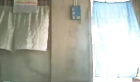 आदमी ने इंग्लिश फिल्म वीडियो सेक्सी एक पैर की मालिश की और स्ट्रिपर के पैरों पर समाप्त हो गया