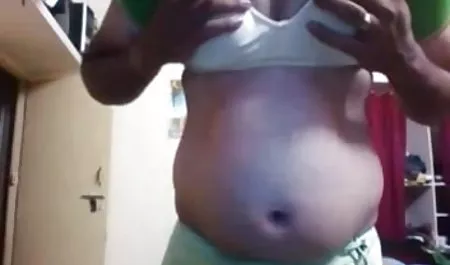 Skyla Ryann एक प्रियजन के लिए सेक्सी मूवी वीडियो एक अंडकोश चाटती है