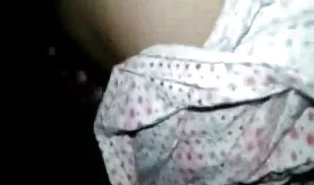माई उसकी चूत से सेक्सी बफ फिल्म खेलती है