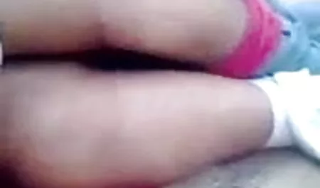 उसके सेक्सी फिल्म मूवी वीडियो पैर चाट रहा था