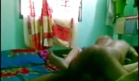 सेल्फी प्रेमी अपने शरीर को सेक्सी वीडियो पिक्चर दर्पण के माध्यम से उतारता है
