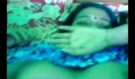 गोरा ने सेक्सी सेक्सी हिंदी मूवी दो सदस्यों की सेवा की