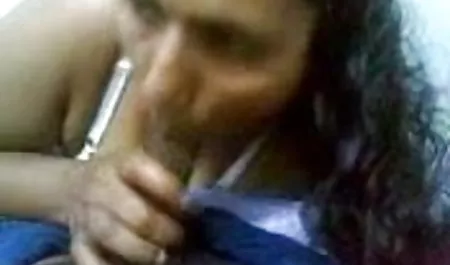 एक प्रेमी सेक्सी पिक्चर बॉलीवुड की बाहों में बालों पब के साथ एमआईएलए