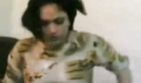 श्यामला एक कुर्सी पर बैठे एक थरथानेवाला मलयालम सेक्स पिक्चर के साथ खुद को सहलाती है