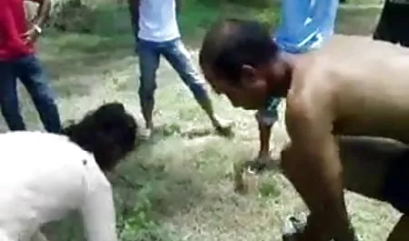 गहरे रंग की खूबसूरत महिला ने सुंदरता सेक्सी फिल्म का को निखारा