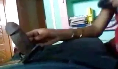टेलर सैंड्स एक कुर्सी में बैठे सेक्सी बीएफ भोजपुरी फिल्म बिल्ली को छेड़ता है