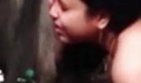 ताड़ के पेड़ों की पृष्ठभूमि पर सेक्सी फिल्म हिंदी की खुली हवा में पोर्न