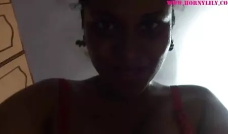 शीना शॉ शौचालय में हीरो की सेक्सी फिल्म एक blowjob देता है