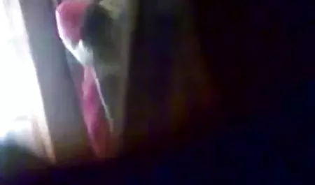 उसकी पूरी पीठ पर एक टैटू हिंदी सेक्सी मूवी फिल्म के साथ श्यामला एक डिक की सवारी करती है