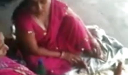 समलैंगिकों ने सेक्सी मूवी फुल मूवी बार में खुद को दुलार किया