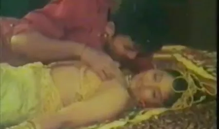 एक आदमी सेक्सी फिल्म इंग्लिश के सामने खेला, और उसके सामने आत्मसमर्पण कर दिया