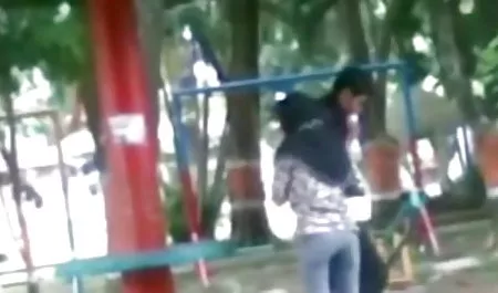 अनुभवहीन युगल गुदा सेक्स हीरोइन की सेक्सी फिल्म की कोशिश करता है