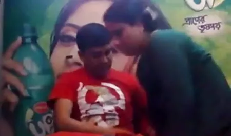 केवल एक सेक्सी ब्लू फिल्म बढ़िया पेशेवर blowjob!