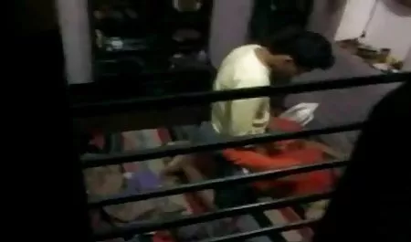 श्यामला जंगल के बीच हिंदी भोजपुरी सेक्सी फिल्म में एक आदमी के साथ सेक्स करती थी