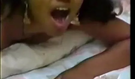 सुबह सेक्सी हिंदी फिल्म वीडियो में बिस्तर में हैण्डजॉब करें