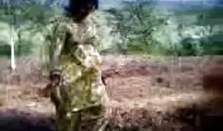 एक बीपी पिक्चर सेक्सी मूवी अस्थिर टोपी के साथ एक पतला खड़ा है