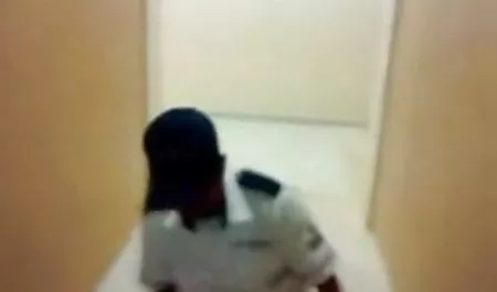 कोडी के ने कुशलता से अपने बेडरूम में सनी लियोन सेक्स वीडियो फिल्म आदमी को छुआ