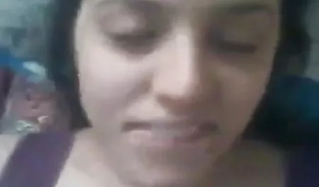खुद को दो वाइब्रेटर्स के साथ वेबकैम के सामने सेक्सी पिक्चर वीडियो सेक्सी वीडियो ले जाता है