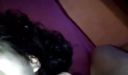 एक आदमी जिसके कानों में बालियाँ इंग्लिश फिल्म मूवी सेक्सी हैं और उसका क्रश
