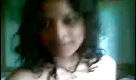 एक आदमी मूवी सेक्सी फिल्म के लिए दो चूजे