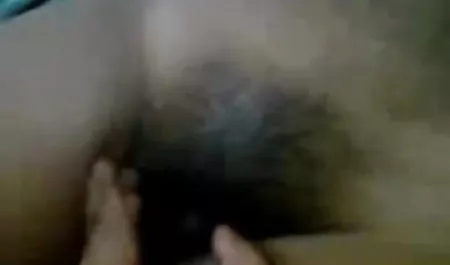 गोरा अपने आप में बैंगनी डिल्डो को भरता हिंदी की सेक्सी फिल्म है