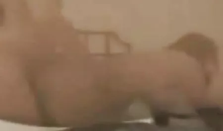 कोर्टनी कम्ज़ और उसके दोस्तों ने एक तब्बू की सेक्सी फिल्म आदमी को छुआ