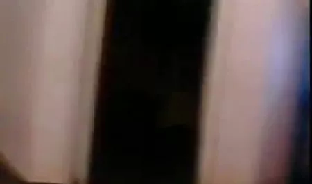 रूसी लड़की खुद को एक ही सेक्सी इंग्लिश फिल्म वीडियो बार में दो सदस्य महसूस करती है