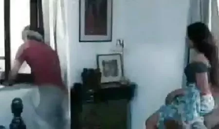 रिले स्टील सोफे पर अपने प्रेमी के साथ चुदाई कर रही मोनालिसा का सेक्सी फिल्म है