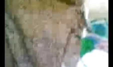मिया मल्कोवा हिंदी भोजपुरी सेक्सी फिल्म और व्हिटनी वेस्टगेट में समलैंगिक चुंबन हैं