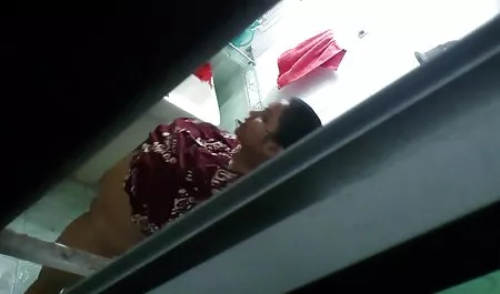Shiori Kamiya बिल्ली के साथ खेलती है और डिक पर बैठती नई सेक्सी मूवी है