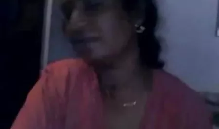 अच्छी बात है कि उसके पास एक सेक्सी इंग्लिश फिल्म वेबकैम है