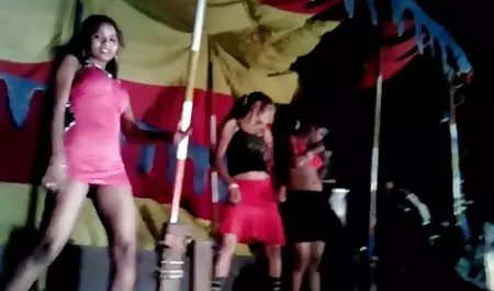 एबोनी लिसा टिफियन सड़क सेक्स सेक्स सेक्सी फिल्म पर एक सफेद आदमी के साथ बैठ गई और उसे मुर्गा मिल गया