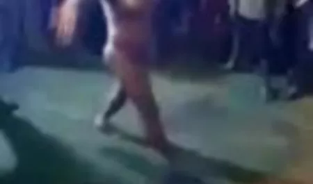 नकाबपोश लड़का और दो लड़कियां की सेक्सी मूवी पोर्न कर रही हैं