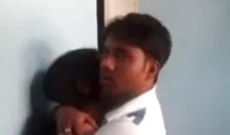 मॉडल वेबकैम पर बिल्ली सेक्सी पिक्चर करने की दिखाती है