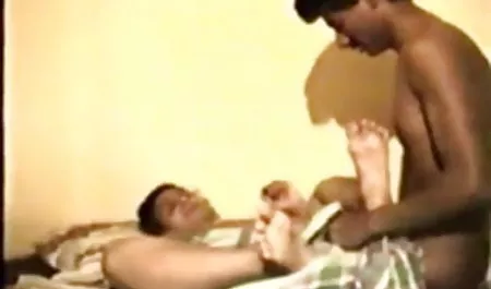 Alli Rae को डाला जाता है और तेल नई फिल्म सेक्सी लगाया जाता है
