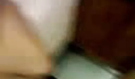 एक आदमी सोनाक्षी की सेक्सी मूवी बड़े छाती वाले डैफन रोसेन को घूरता है
