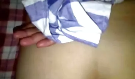 मोटे तौर सेक्सी मूवी हिंदी सेक्सी मूवी पर एक लाल सोफे पर हमला किया