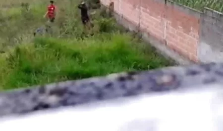 सारा जे रेखा की सेक्सी फिल्म ने अपने पति के सामने खुद को एक काले आदमी को दे दिया