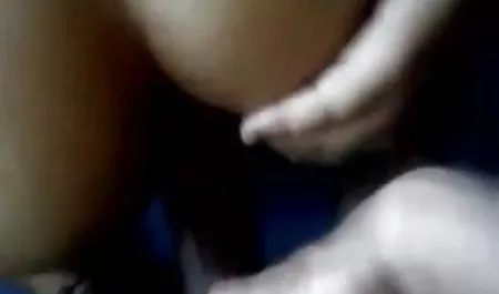 धूम्रपान करने वाली महिला एक पैर से दूसरे पैर को मोदी सेक्सी फिल्म हिलाकर अपनी चूत को उजागर करती है