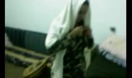 वह सेक्सी मूवी बफ पूछता है कि वह करती है