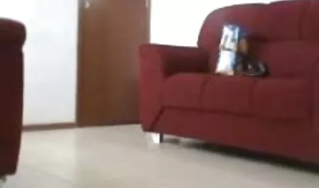 चिकी आदमी को पैरों से सहलाती फुल सेक्सी मूवी वीडियो में है