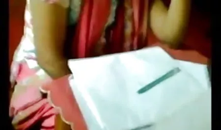 बिना पैंटी के डेज़ी हैज़ एक लड़के के साथ हिंदी फिल्म वीडियो सेक्स कमरे में आई