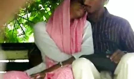 श्यामला डिक बेकार है और उसे सेक्सी फिल्म बफ हस्तमैथुन करता है