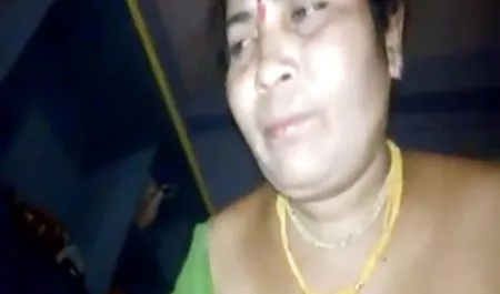 मैडलीन मैरी ने एक ब्लू सिनेमा सेक्सी सार्वजनिक टॉयलेट में चूसा