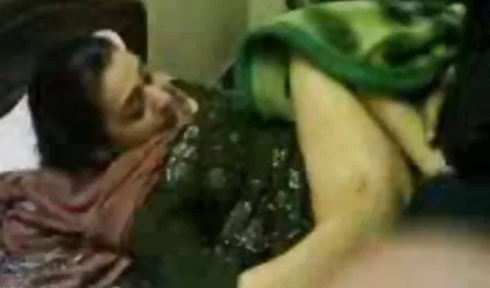 सुंदर किटी अपनी सेक्सी वीडियो मूवी गुफा को दुलारना चाहती थी