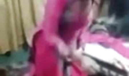 स्त्री रोग विशेषज्ञ बफ सेक्सी फिल्म एक विस्तारक के साथ एक गाल के अंदर की जांच करते हैं